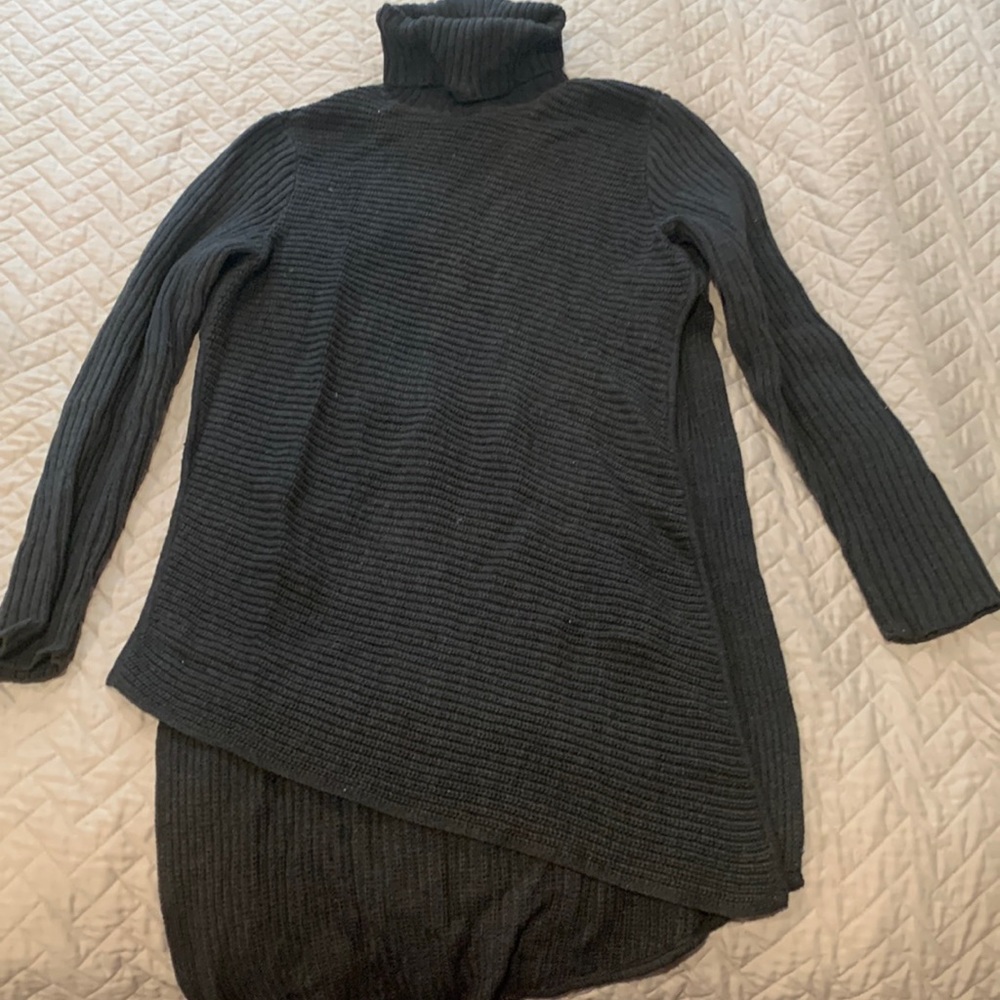 Express slit side sweater. Medium